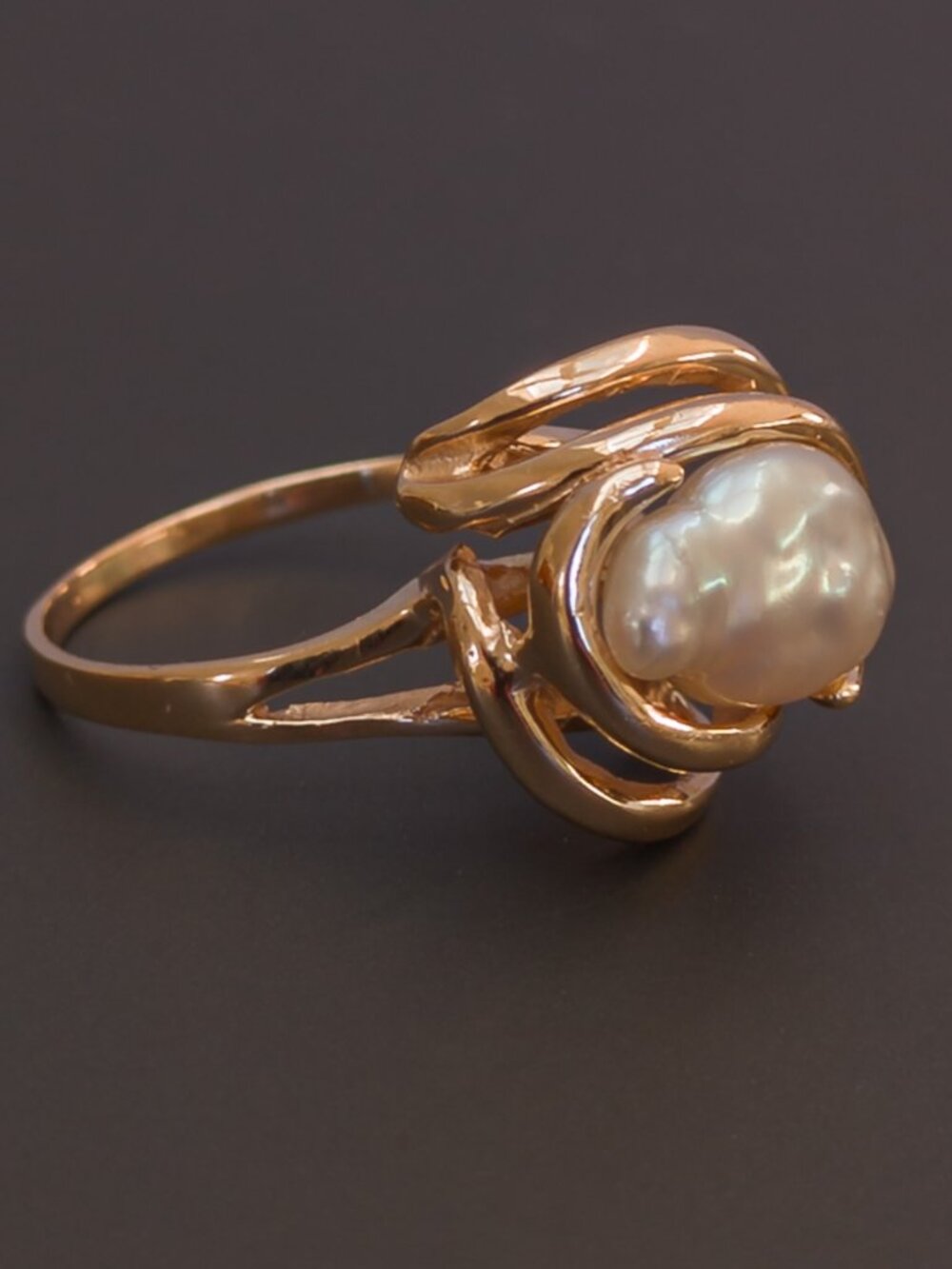 Vintage 14k Gold Sculptural Swirl Ring with Baroque Freshwater Pearl — Size 6.75